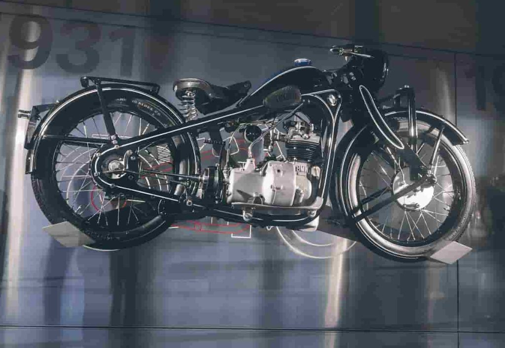 imagen de motocicleta usada en el articulo la historia de la motocicleta, una mirada. velocidad biker