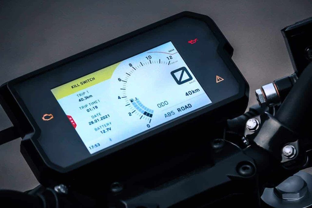 imagen tablero de motocicleta y destacada de articulo evolución tecnológica en las motocicletas.