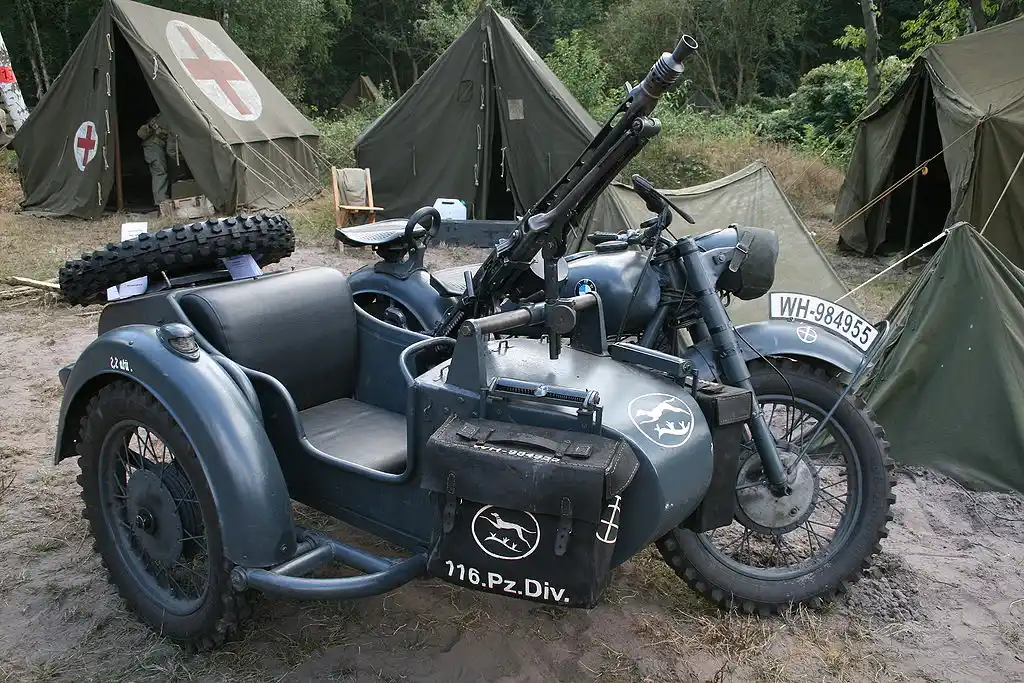 Año 1941 - motocicleta BMW R75 y historia